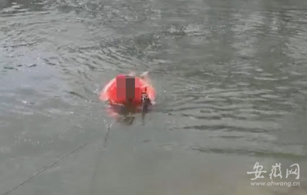 阜阳一男子钓鱼时落水被困水闸 警民携手救援上岸